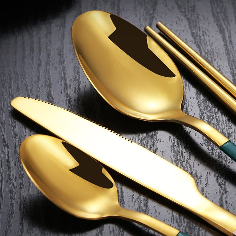 Couverts en Or Design - Ajoutez une touche d'élégance à votre table